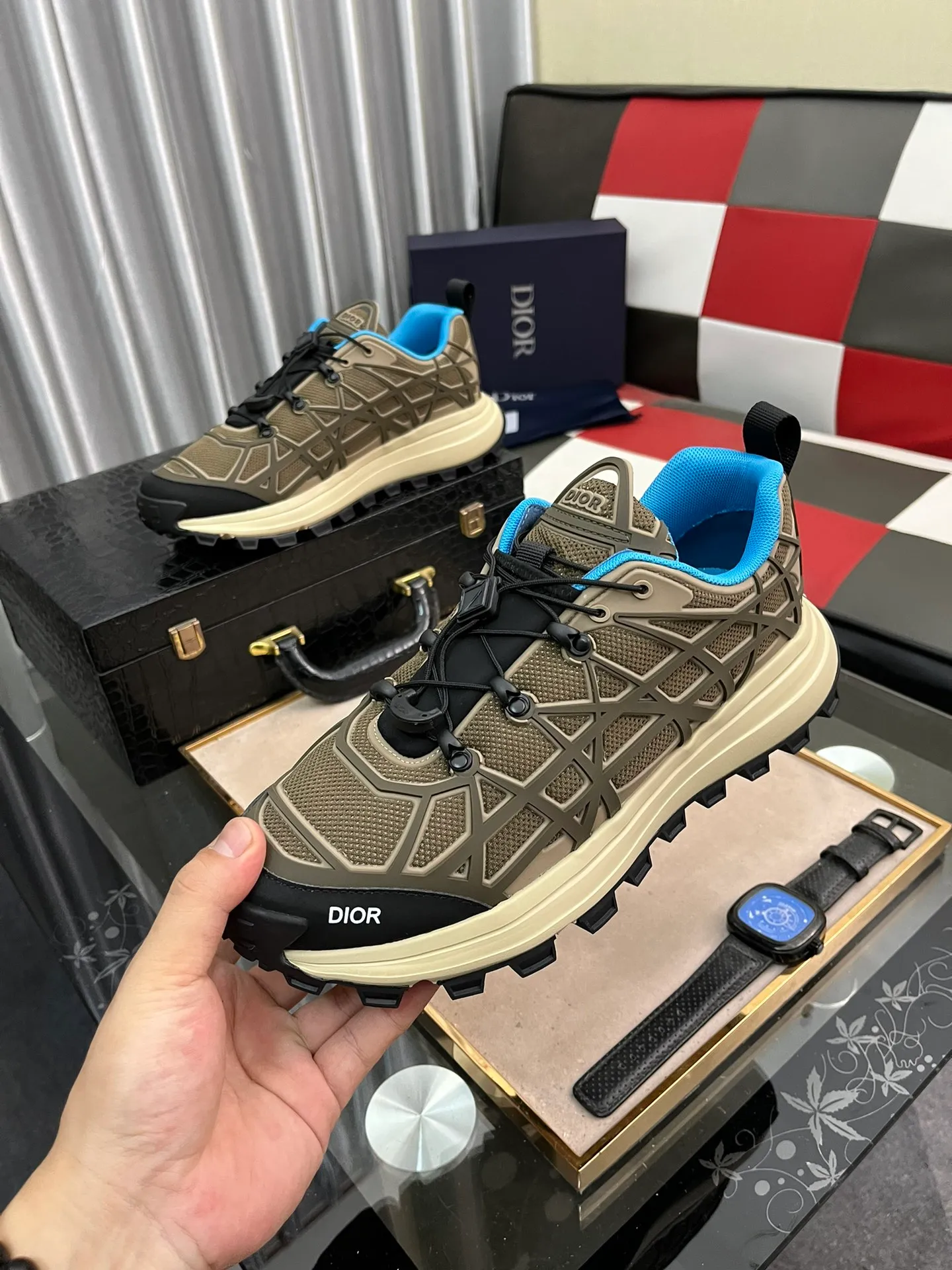 Ex-factory price 520⌚️⌚️B31 RUNNER sports shoes highlight the fashionable silhouette and are decorated with curved cannage pattern. They reinterpret the classic pattern in a structural style and enrich the Dior 2023 summer men's wear series. Meticulously crafted using the advanced craftsmanship of hiking shoes, it blends outdoor culture with Dior heritage. Code number 38-445⃣️Color optional